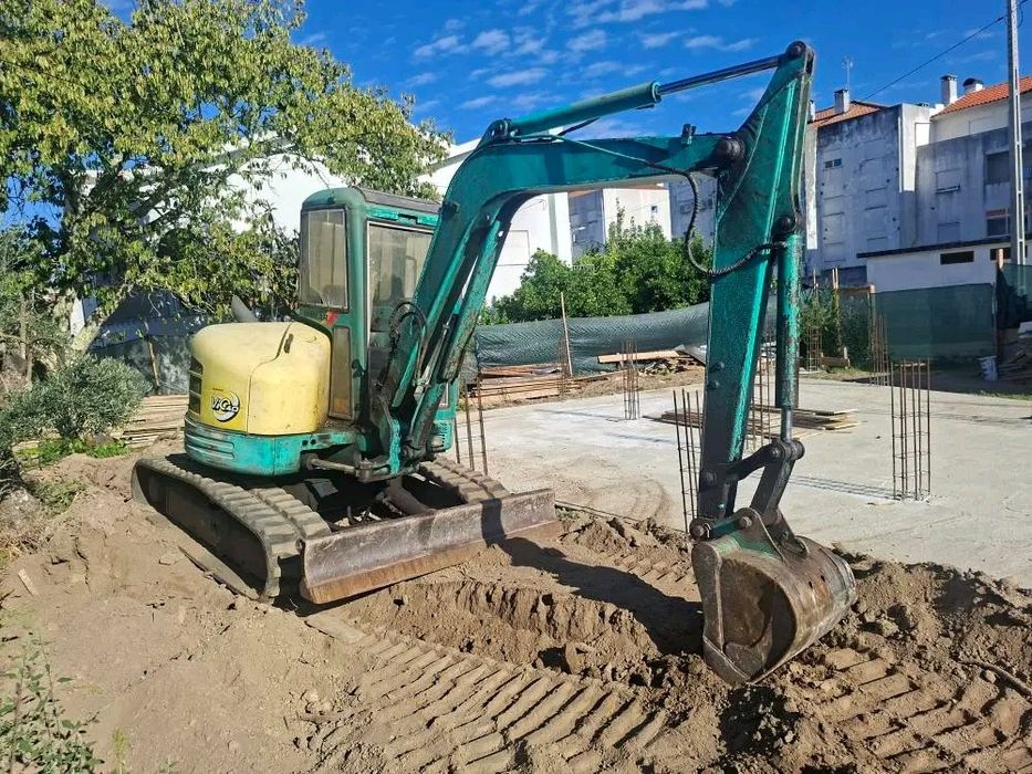 Demolição e Abertura de Valas com Giratória – Rápido e Seguro!