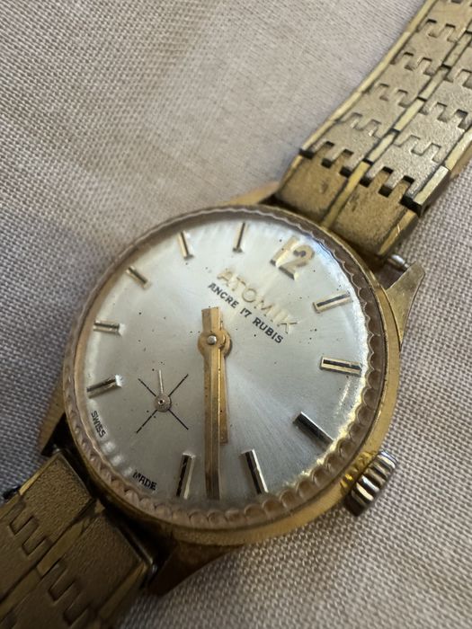 Elegante e discreto relógio de senhora vintage da marca Atomik é um modelo mecânico suíço com 17 rubis e uma caixa com banho de ouro.