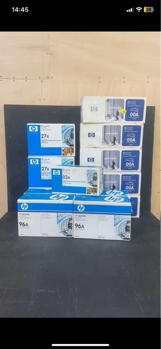 Lote de 24 toners HP, Panasonic e tektronix