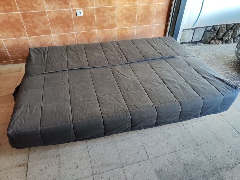 Sofá-cama cinzento escuro com arrumação, abre para cama de casal (2,00 m x 1,40 m)