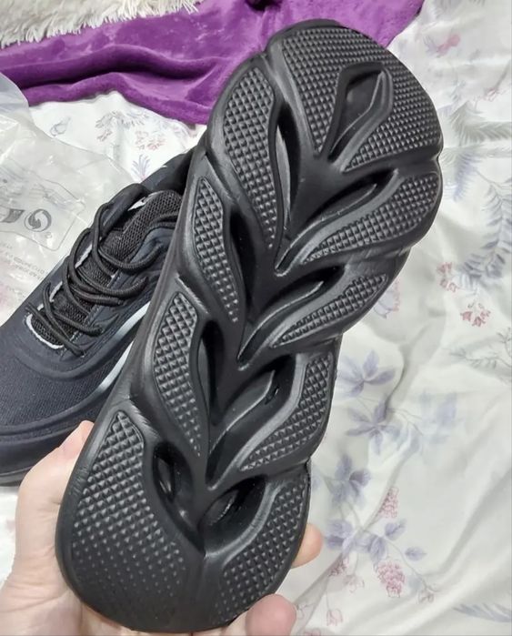 Продам кросовки, новые, с высокой подошвой