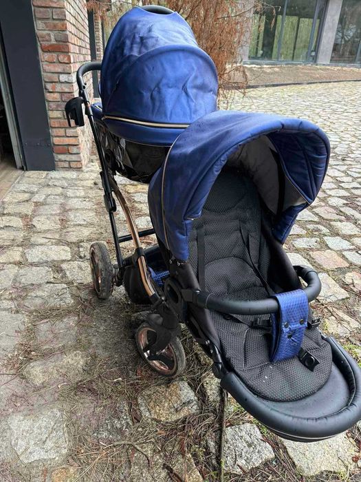 Wózek dziecięcy Junama dla dwójki dzieci w kolorze niebieskim