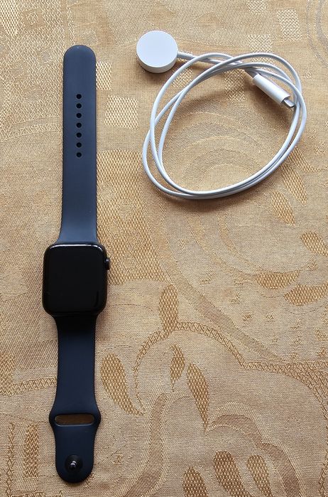 Sprzedam apple watch 8 z kablem do ładowania
