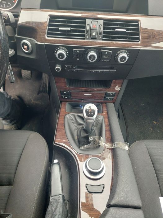 dekory listwy ozdobne drzewo drewno brąz  srodek bmw e60 e61 LIFT