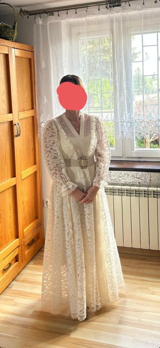 Piekna  koronkowa sukienka na komunię lub wesele