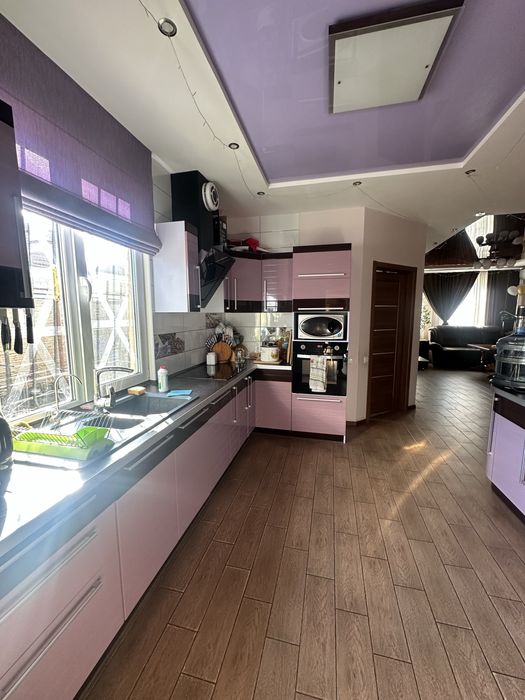 Продається чудовий будинок з басейном