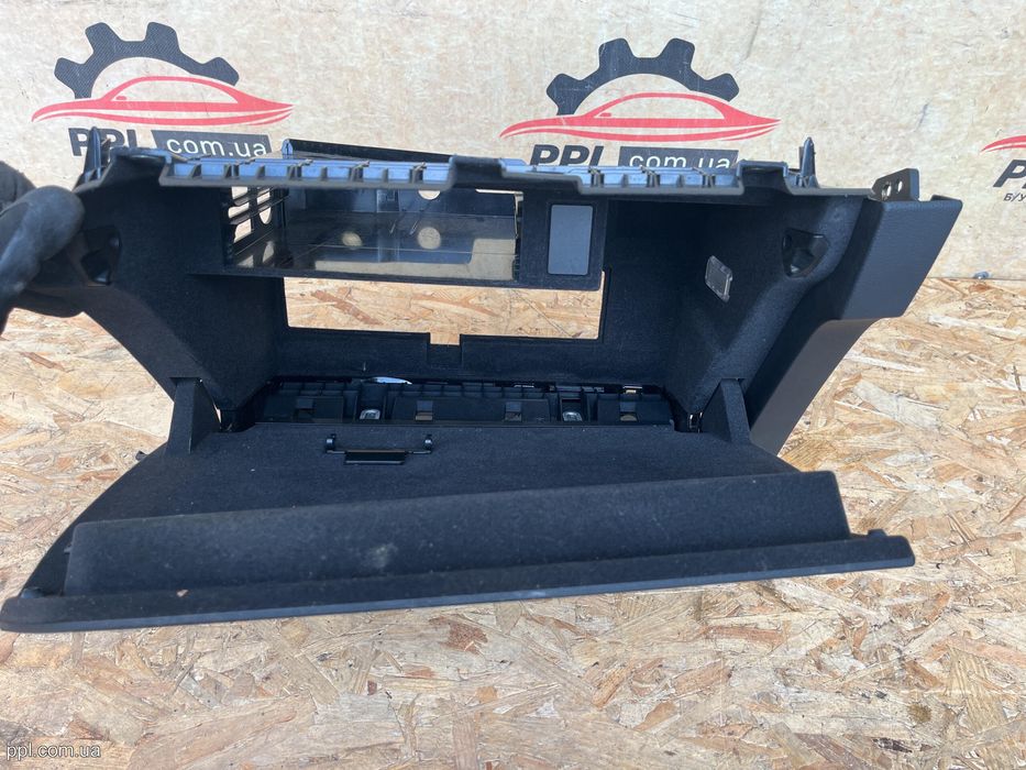 Audi Q3 II F3 18- бардачок перчаточный ящик
