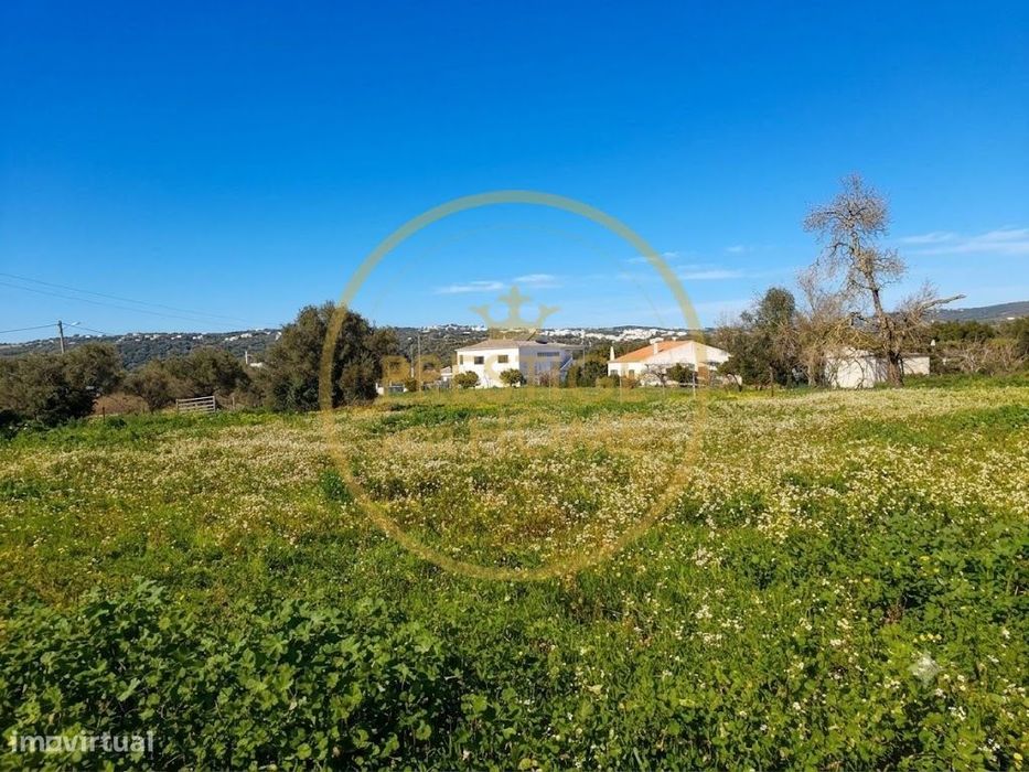 Terreno  vedado, totalmente plano proximo do Triangulo Dourado com agu