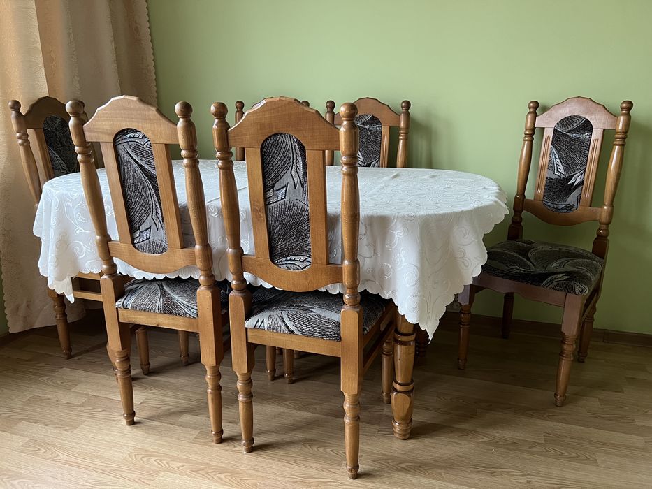 Rozkladany stół z krzesłami