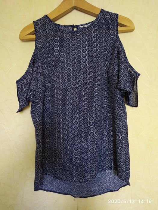 Блуза с открытыми плечами р 36-38 (с-м)