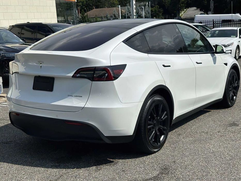 Tesla Model Y Long Range      2021