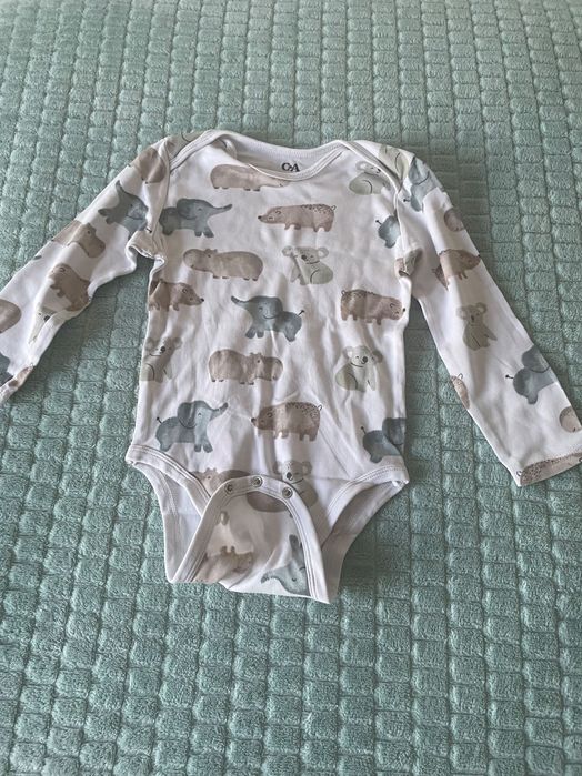 Roupas, sapatos, carrinhos e brinquedos