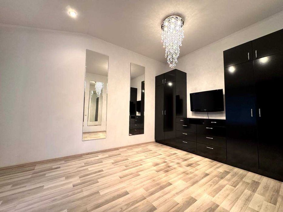 Котедж  з власним гаражем  Петра Полтави центр   300000