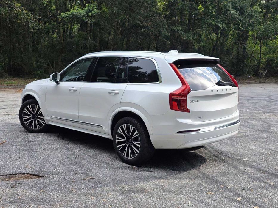 Volvo XC90 T8      2022