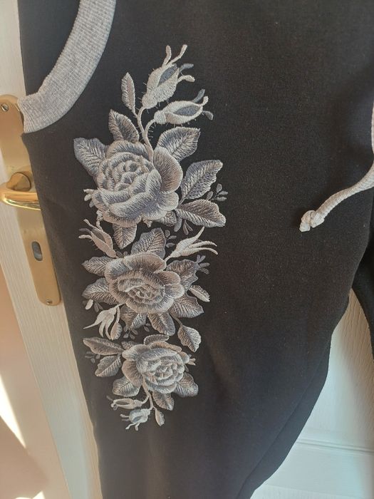 Piękny ciepły dres z haftem r.42