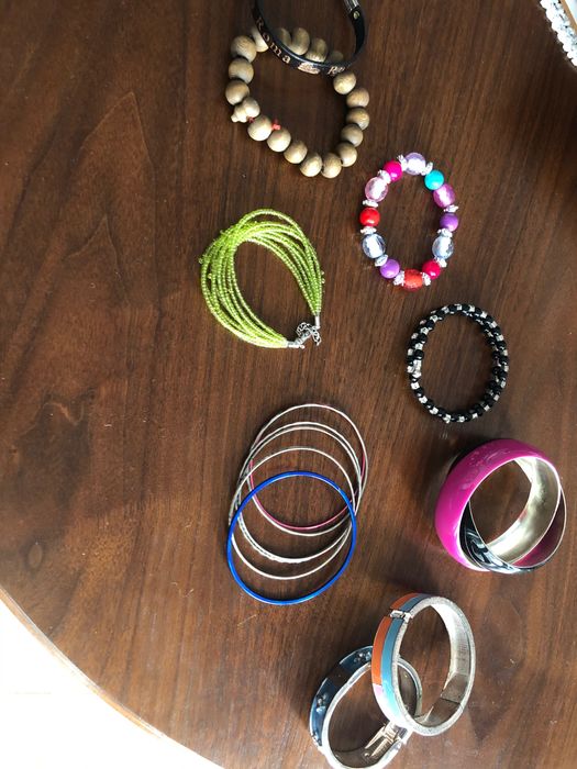 Zestaw metalowych bransoletek