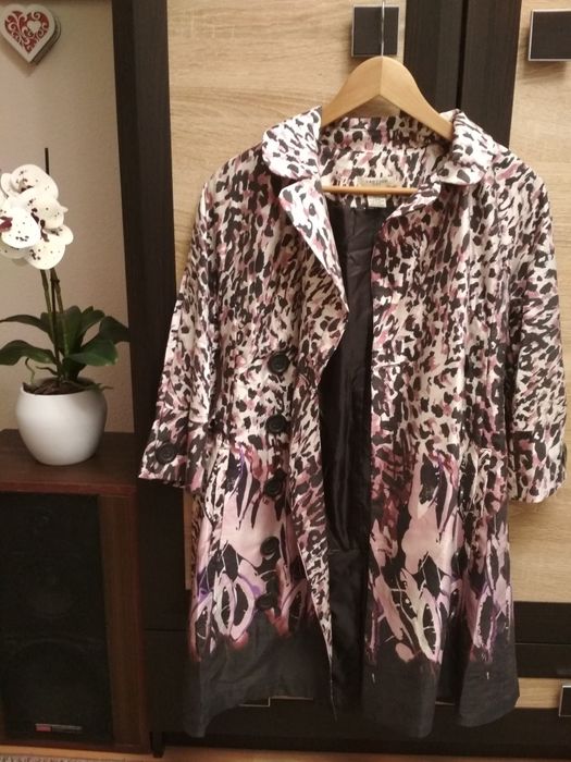 Плащ в принт, в рожевих тонах.