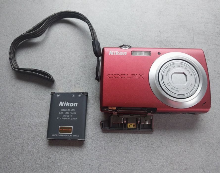 camara nikon vermelha