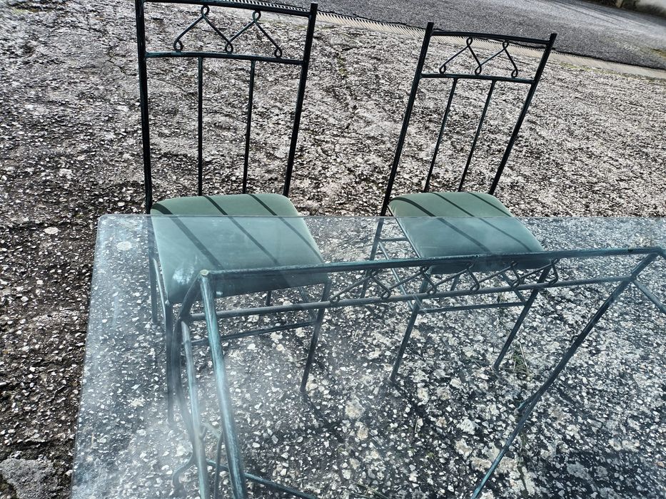 Mesa de ferro com 4 cadeiras