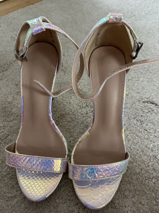 Holograficzne sandałki na obcasie