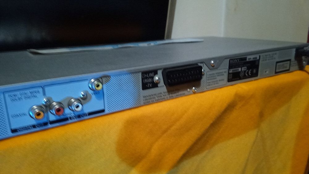 Leitor de Cd's e DVD's Sony com comando