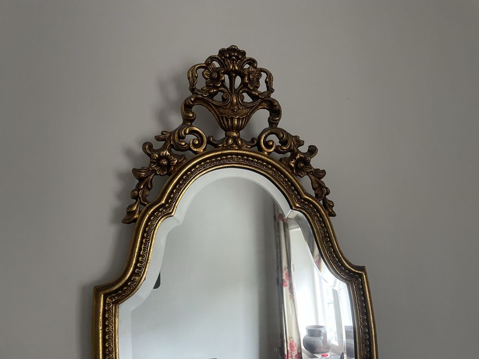 Espelho dourado antigo com bisel.