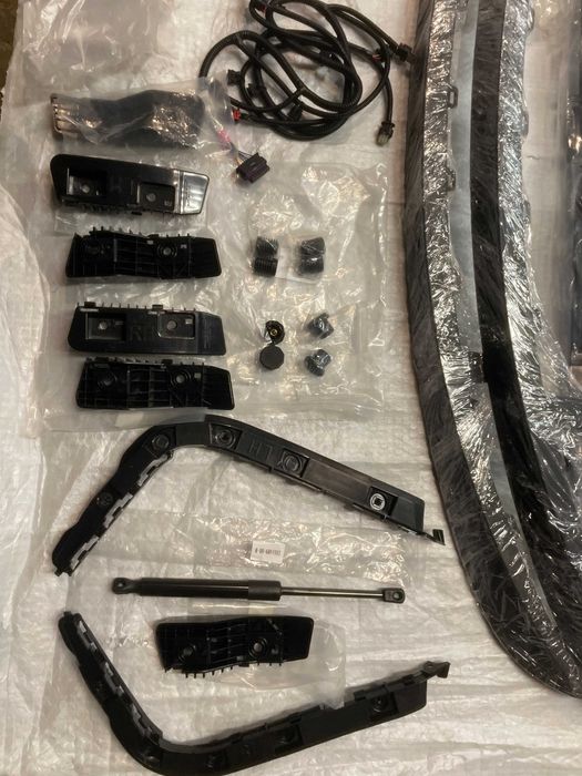 Кронштейн заднього бампера Tesla Model 3 1083989-00-I 1083989-00-I