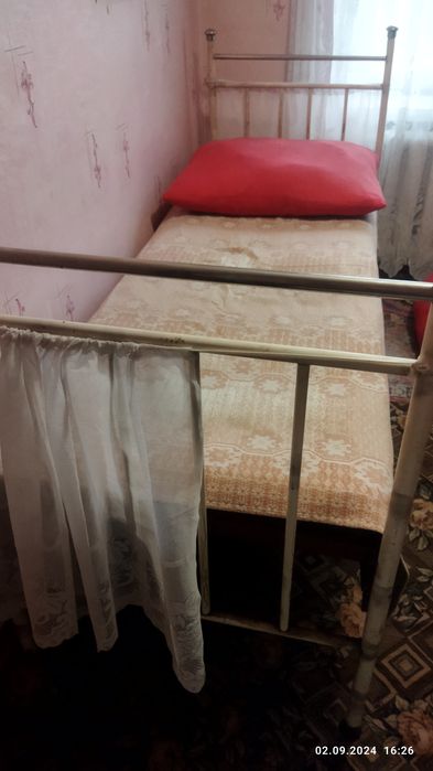 Кровать односпальная СССР металлическая с матрасом и подушкой