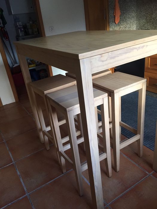 Conjunto de mesa e bancos.