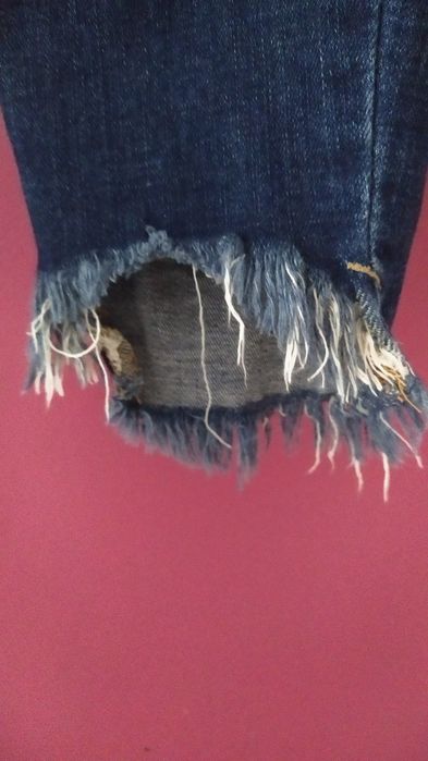 Rozstrzępione jeans