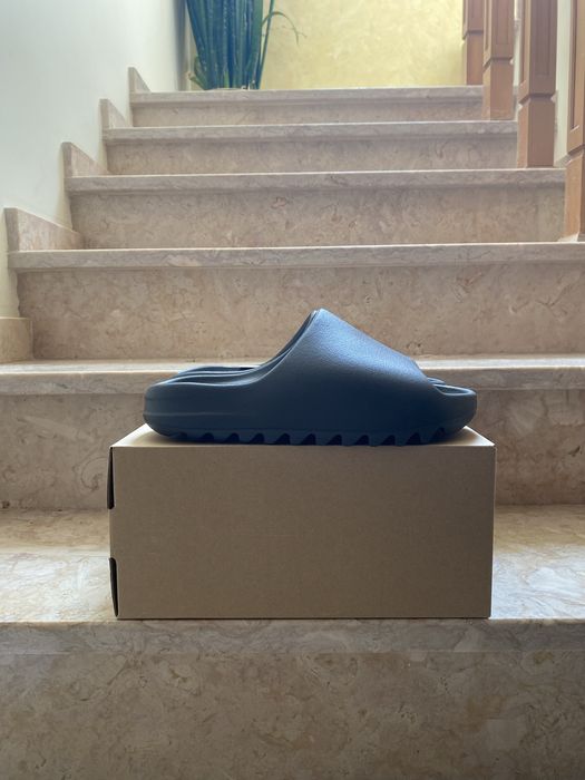 Yeezy slide “Onyx” 43