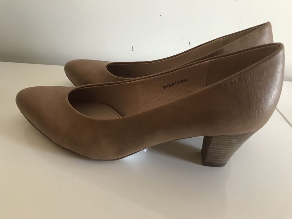 Sapatos de salto castanho claro