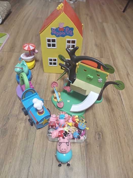 Будинок на дереві, паровозик та будинок свинки пеппи Peppa pig