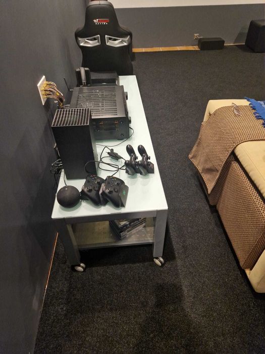 Móvel de TV em vidro e alumínio