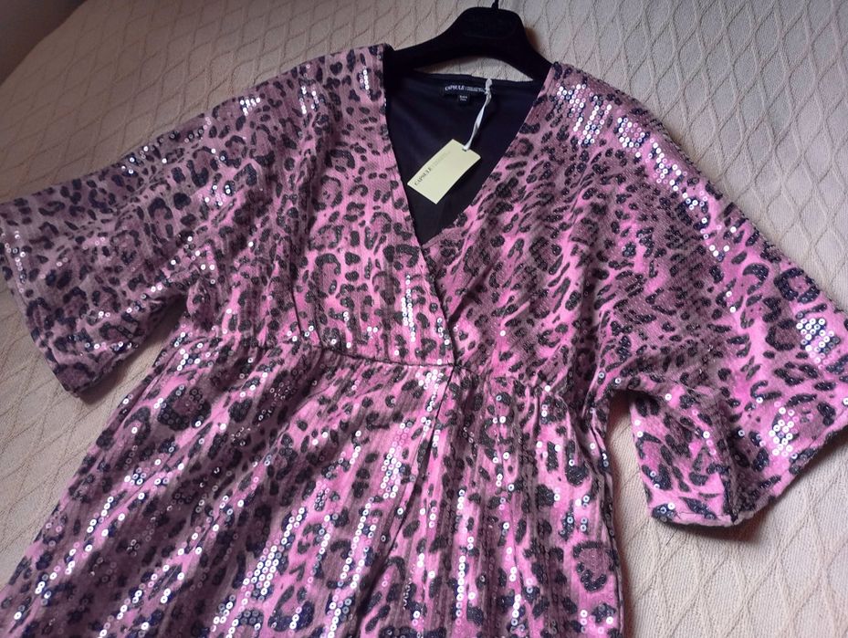 CAPSULE 44R efektowna NOWA sukienka różowa fuksja cekinowa