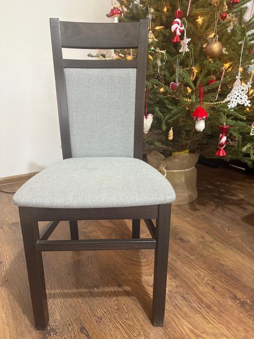 Drewniane krzesła tapicerowane