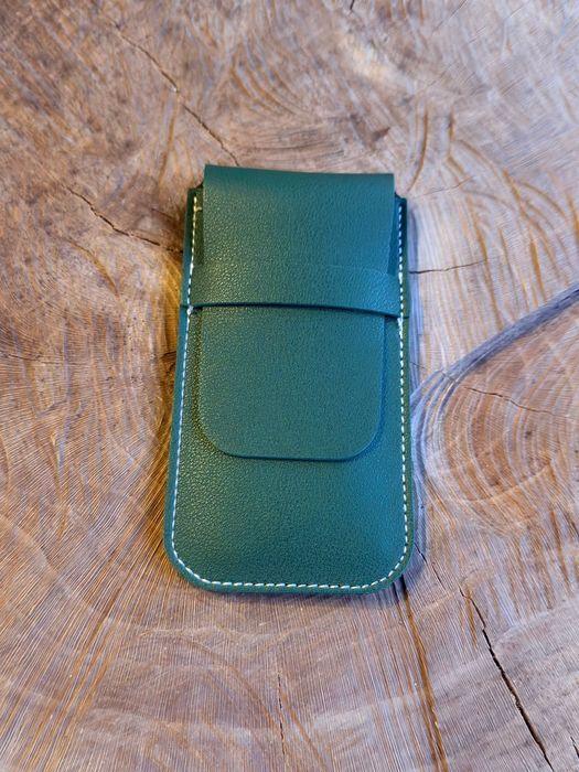 Estojo protetor de Relógio em couro sintético.