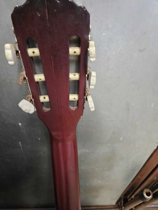 Futerał z starą gitarą