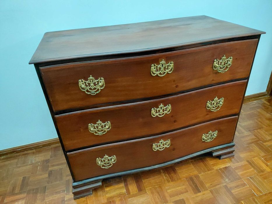 Cómoda antiga em madeira