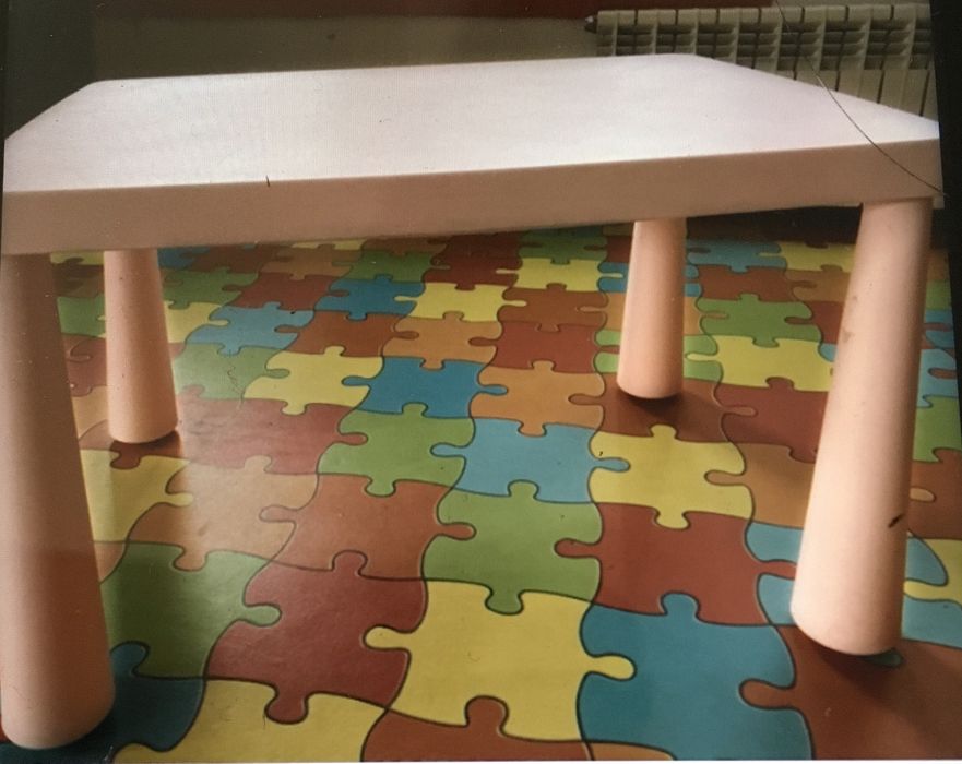 Conjunto de mesa com duas cadeiras em acrilico
