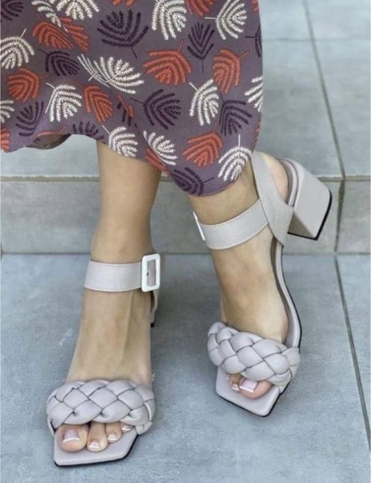 Босоніжки на квадратних підборах