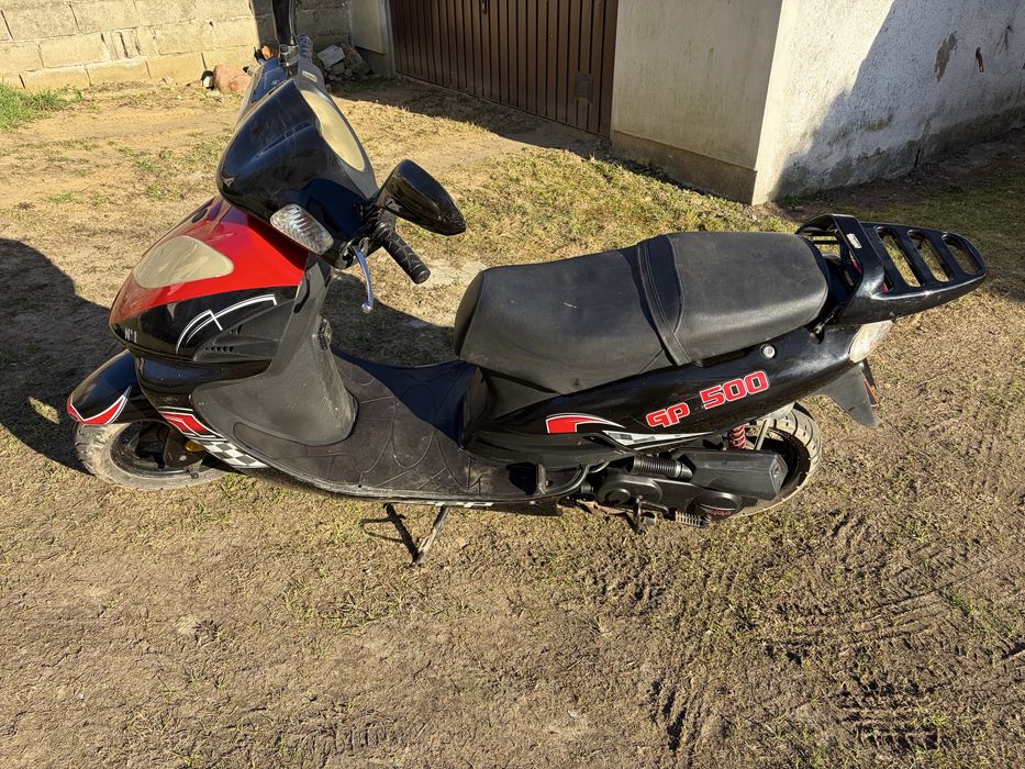 Skuter ZIPP  po serwisie , sprawny . Nowy akumulator , rozrusznik dziala .