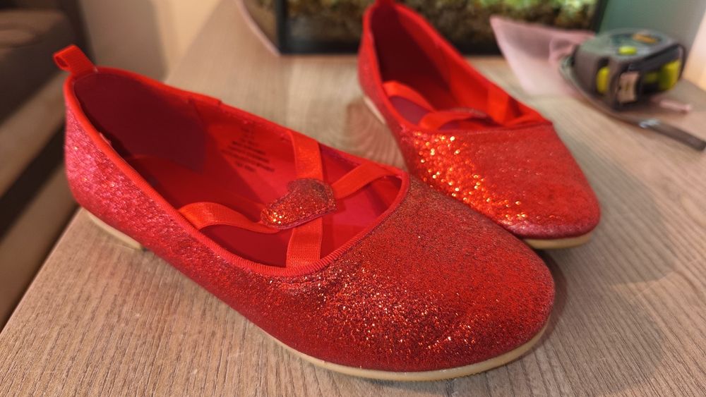 Pantofelki brokatowe idealne do sukienki  półbuty 31