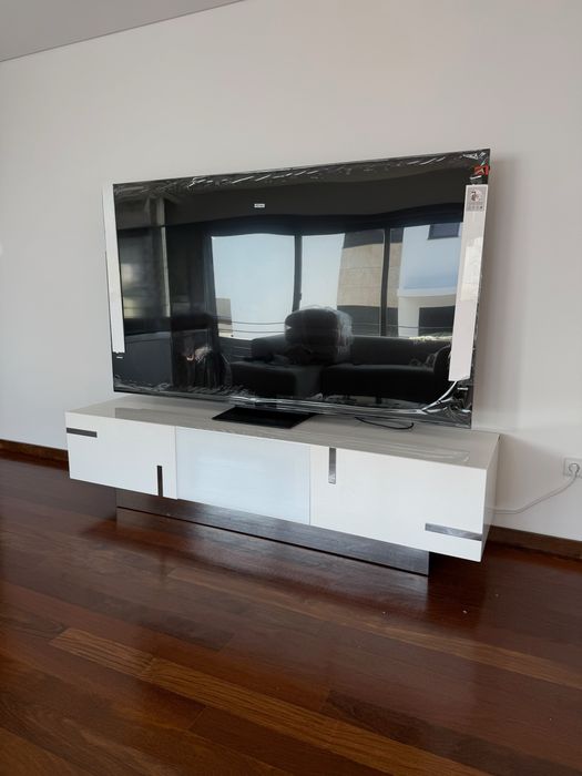 Móvel TV Interdesign – Lacado Branco e Aço Inox