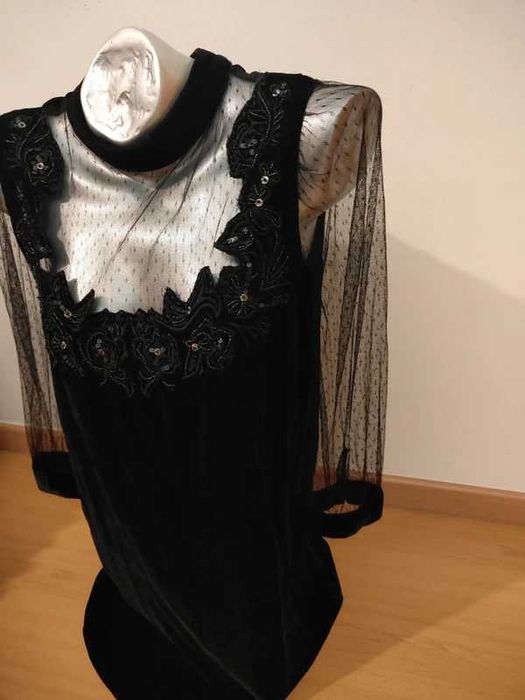 Blusa preta de veludo e tule com bordados florais e lantejoulas