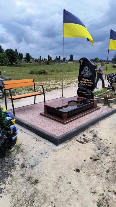 виготовляємо пам'ятники з граніту  художні роботи, встановлення.Різних