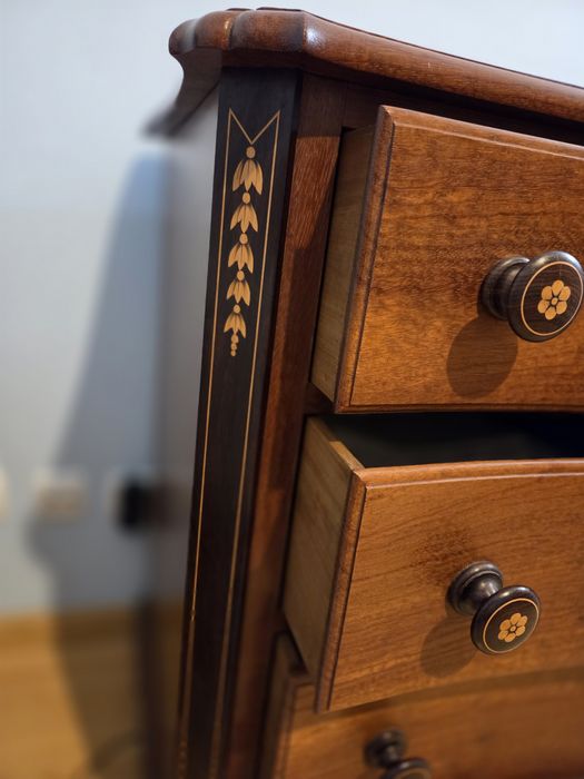 Cómoda com gavetões maciça em madeira mutene