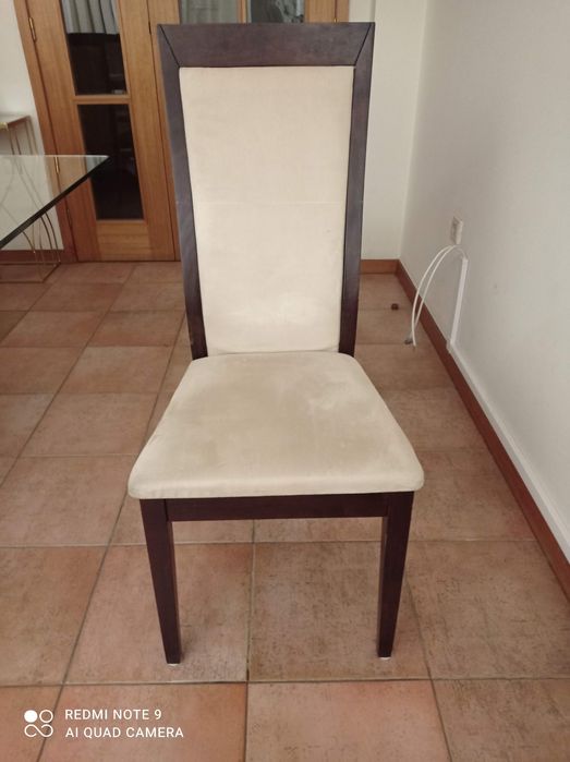 Cadeira em madeira e estofada