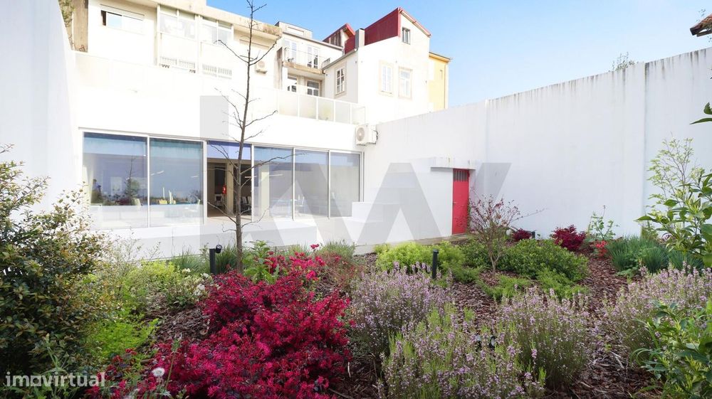Loja Tecnológica com Jardim Privado no Coração Histórico do Porto, Fon
