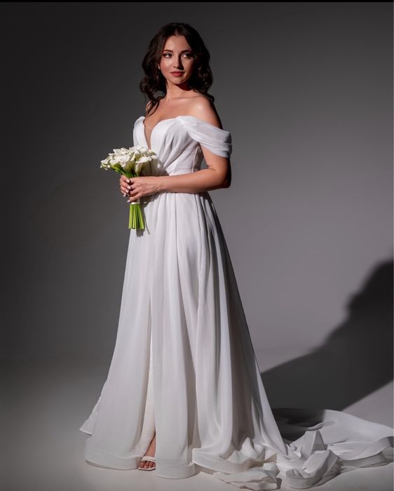 Весільна сукня зі шлейфом